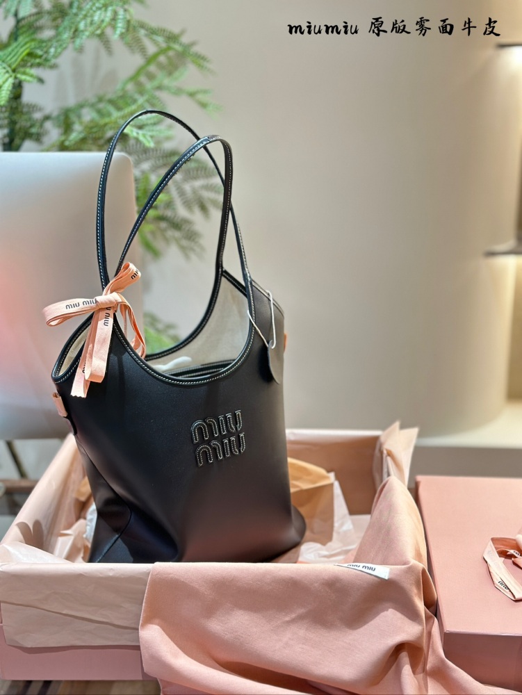 Miumiu original matte cowhide p325
Fashionable and exquisite autumn and winter choice~Tote bag ivy beautiful autumn and winter
This season MIU is really amazing!
M ^ Limited Edition | Embossed Tote Tote Bag Mouth
This one shoulder bag has become a tr...