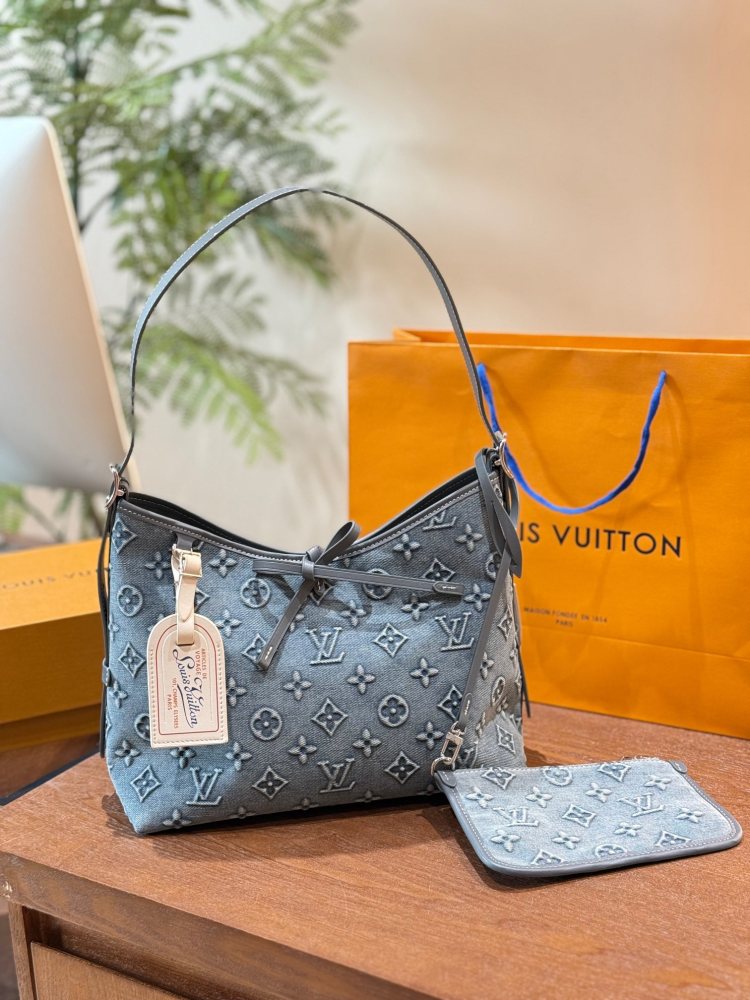 Lv CarryAll Annual Bag King Size: 31.26cm
Do you like the underarm bag with a bow? It comes with a storage wallet, which is extremely cost-effective and looks great online There's no problem with carrying it on one shoulder or crossbody, it looks gre...