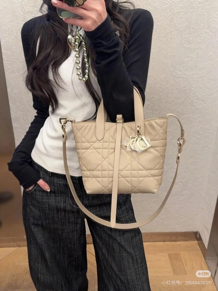 The Dior vertical indigenous bag is really a summer dish!
Vertical Toujours in Black and Milk Coffee Colors
The texture and appearance are truly exceptional! Wearing a coat or cotton jacket in winter is very suitable. Please help me recommend it to a...