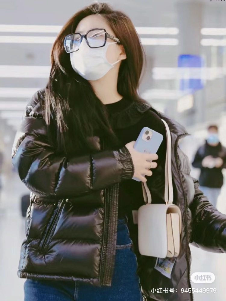 Pure white moonlight. ）Zhao Lusi's same Aisi Kangkang milkshake white out Hermes Kangkang 19 10 milkshake platinum buckle Epsom leather
Share a bag of the same style as Zhao Lusi, Hermes Kangkang Milk Shake White.
The Hermes Concon carried by Ruth ...
