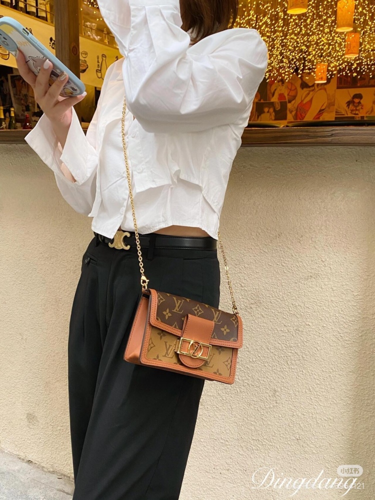 Since changing the design director, Lv has also launched some popular models, such as this elegant and beautiful Daphne DAUPHINE. In terms of capacity, we need to worry. Although it is a woc, the design is very reasonable, and it can hold much more t...