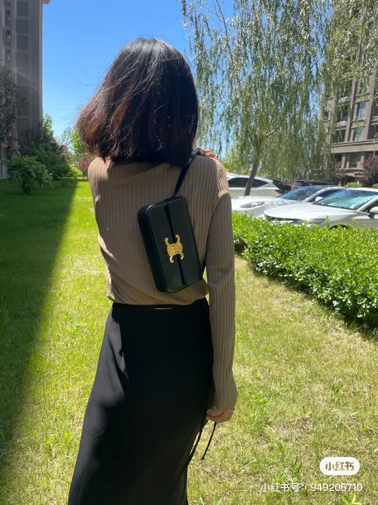 Celine Arc de Triomphe Underarm Bag | Upper Body Picture
The long delayed upper body image is here+
To be honest, it's truly fragrant+
This is just for the sake of observation. When it comes to the small body, the capacity is actually quite large
Bas...