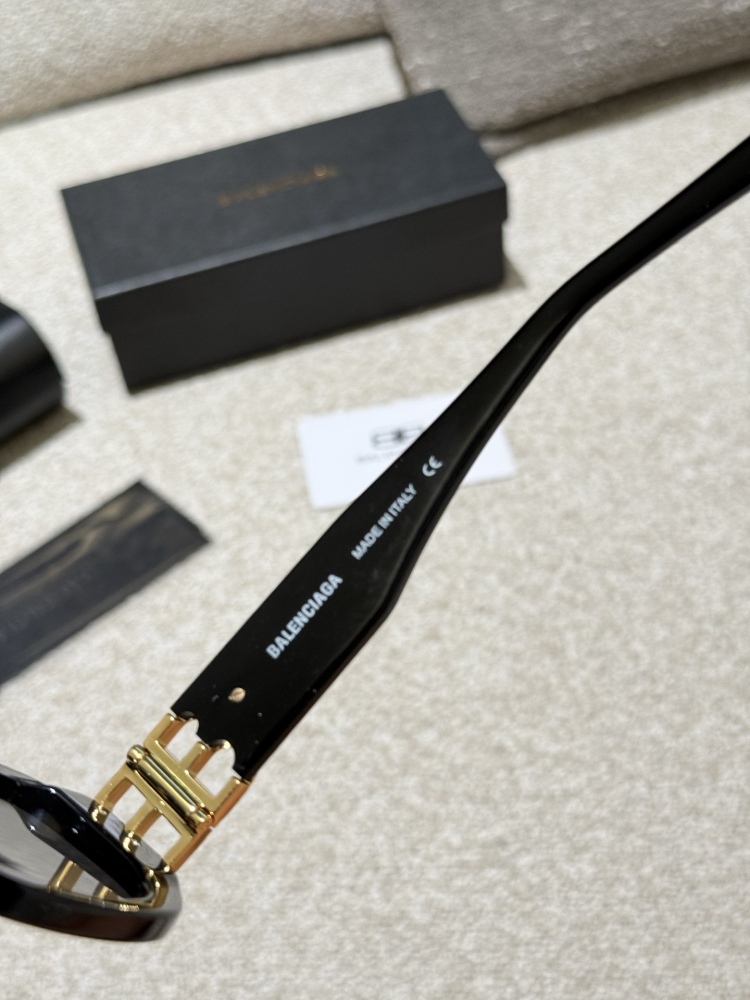 Balenciaga Sunglasses p210
I can't refuse a bit of suspicion. The same sunglasses as the celebrity look beautiful on my face!
I declare that the retro cat's eye sunglasses are the ancient god cat's eye+narrow frame which is really a Rocket combinatio...