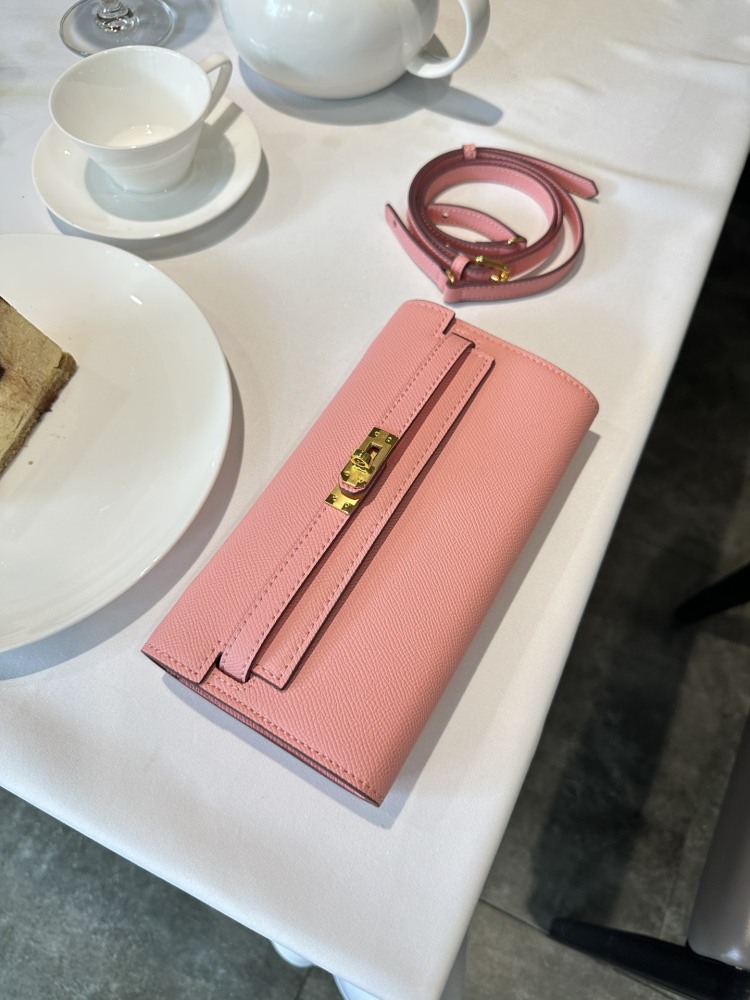 P235 Cowhide Full Package Upgraded Edition
Hermes Kelly Wallet DIY Same Leather Belt
Hermes Kelly wallet. The matching contract belt instantly transforms into a small bag V, which is super cute and beautiful.
The wallet can hold a large phone. You ca...