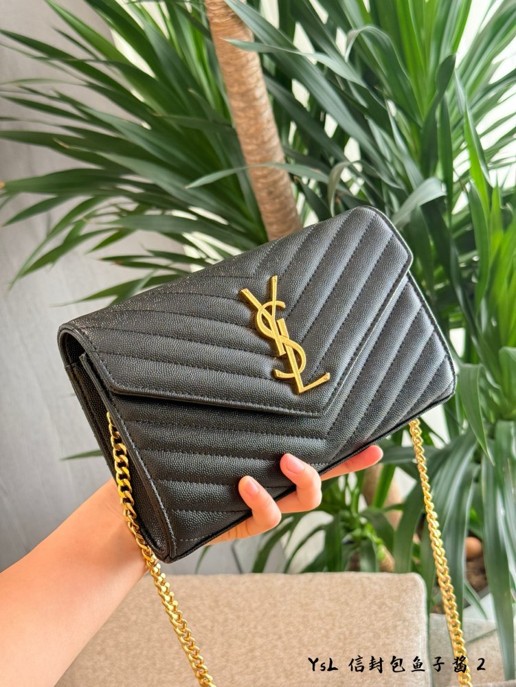 p230
YSL envelope woc | Elegant girl with visual sense of this YSL black gold chain
Top of the line with multiple celebrities
A classic bag that won't buy the wrong one!
I can't put it down when I get it!  Box packaging