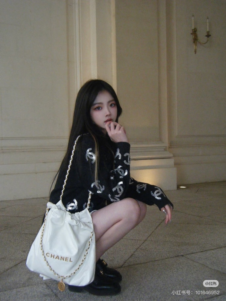 I would recommend all sweet girls to wear 22 bags of white Chanel and 22 bags of gold with a sense of luxury
Capacity thief, lazy and relaxed upper body
White is really cool and versatile
Everyone carries it Everyone is fashionable and refined