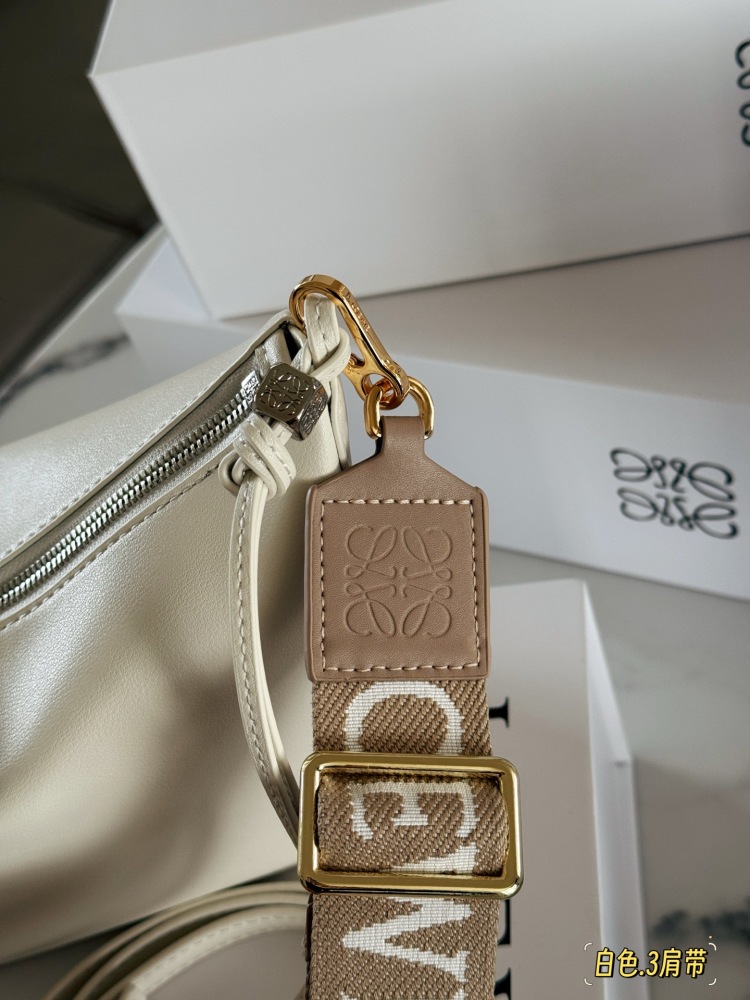 250 box configuration with wide shoulder straps
Size: Bottom width 17, top width 27 * height 16cm
Loewe Hammock Hobo
Loewe hammock bag is super cute
HOBO can still do this
Paired with the newly released wide shoulder straps, it really looks great
The...