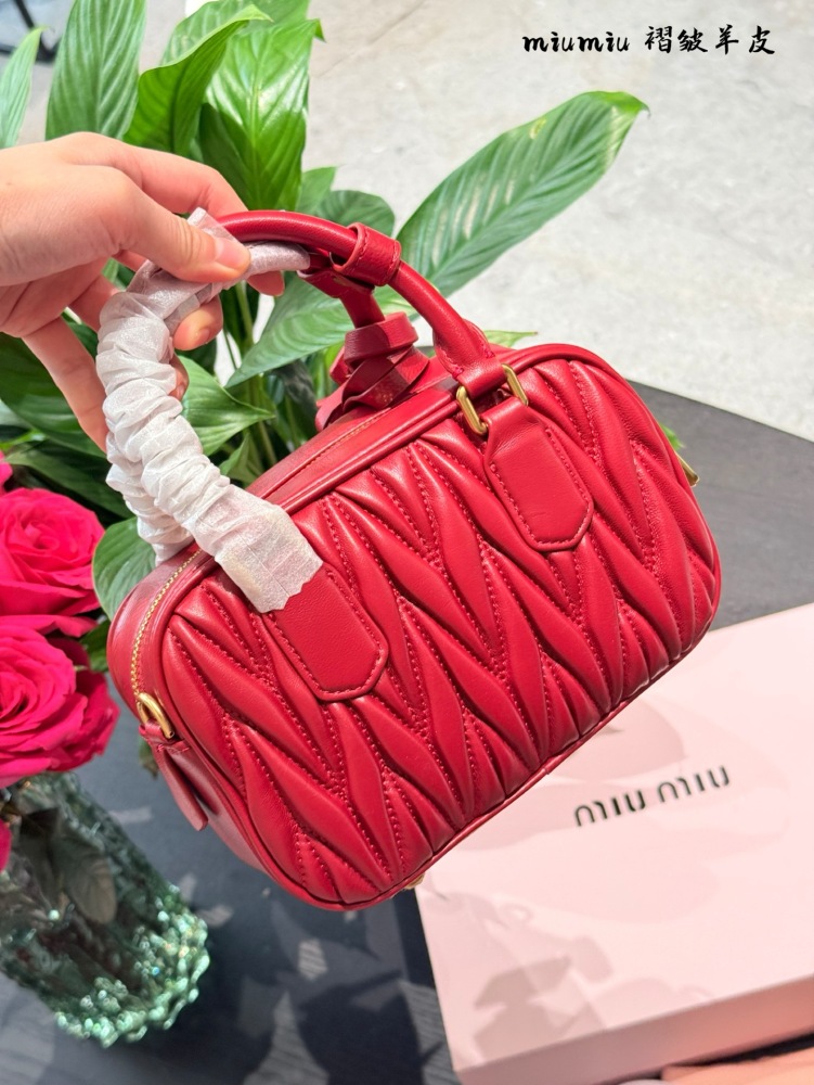 Miumiu Red Sheepskin P299
I rarely buy red bags, but if it's Miumiu, then ..
Can you wrap it up for me
Miumiu red mini bowling ball holder can be enlarged, mobile phone can be carried by hand, crossbody can be worn with a mirror, concave shape is ver...