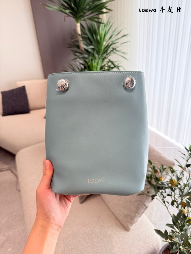 P275 top layer cowhide
LOEWE25 new bag | I love the simple and neat design so much
The entire bag is made of soft calf leather
Good wear resistance key, super light weight
The shoulder strap can be adjusted in length, and it can be worn on both shoul...