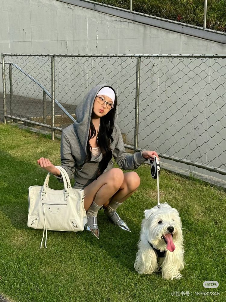 Balenciaga motorcycle silver is so handsome!!! Motorcycle bags will really be loved forever
A locomotive with a silver buckle will appear cool and aloof. C0o
Laziness comes naturally. The motorcycle bag can be equipped with a casual and free spirited...