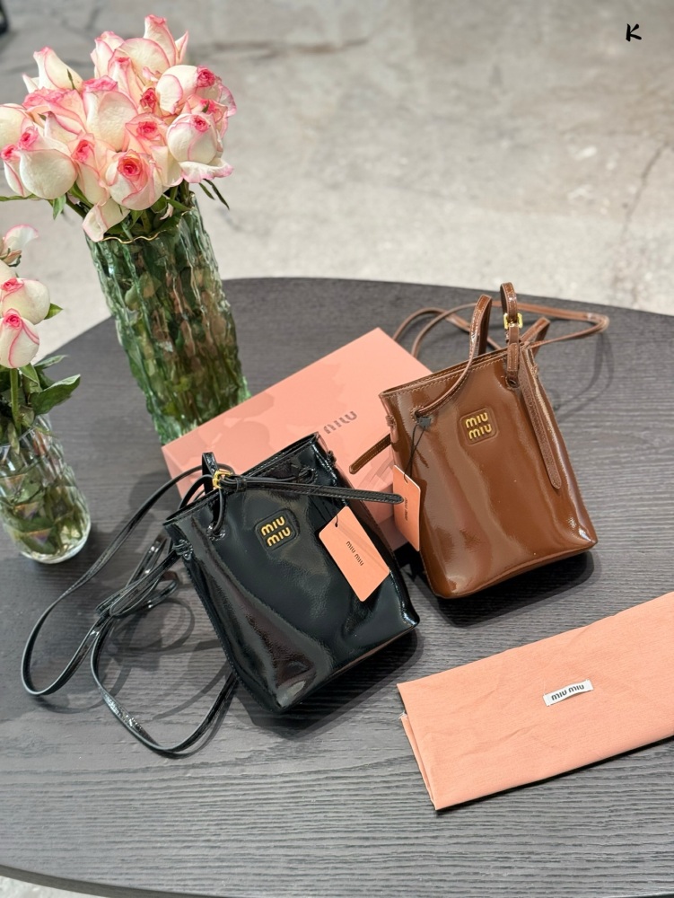 Oil wax cowhide P230
Miumiu recommends new small water bucket oil wax leather
The newly released oil wax leather material small water bucket this year feels too comfortable to touch, and the space capacity is very practical
Sisters who usually go out...