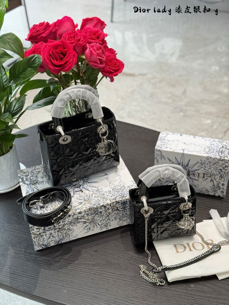 Dior Concubine Bag p264p269
Three grid 17 four grid 20 patent leather black/silver buckle
Imported calf leather with frosted deer skin pattern and velvet lining
Precision high-density electroplating hardware silver
Adjustable leather shoulder strap w...