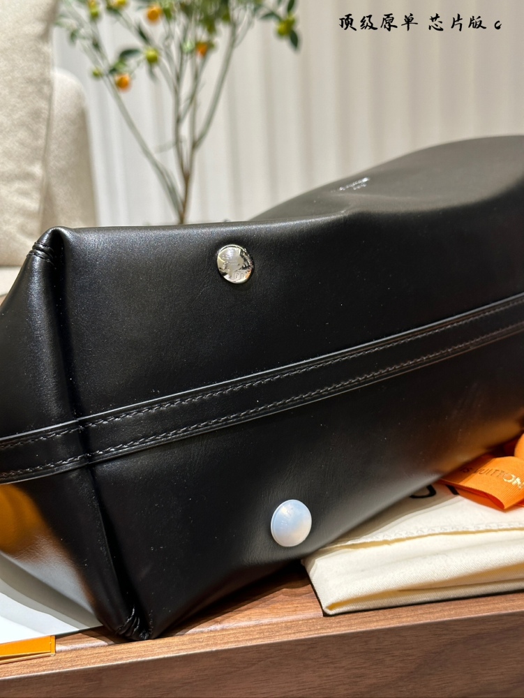 P379 original cowhide
Who doesn't want to have a new LV All Dark Carryall This is really worth pursuing! LV's new black leather Carryall is here! All black sheepskin Material+floral shoulder strap embellishment, excellent drape, easy to grip and rela...