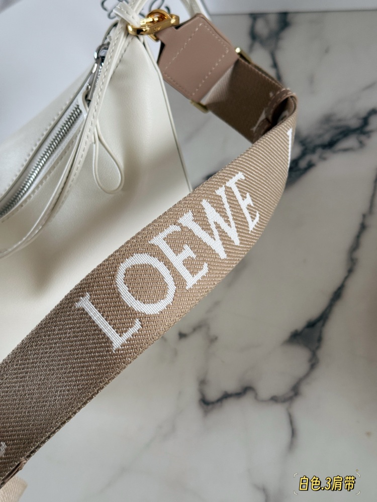 250 box configuration with wide shoulder straps
Size: Bottom width 17, top width 27 * height 16cm
Loewe Hammock Hobo
Loewe hammock bag is super cute
HOBO can still do this
Paired with the newly released wide shoulder straps, it really looks great
The...