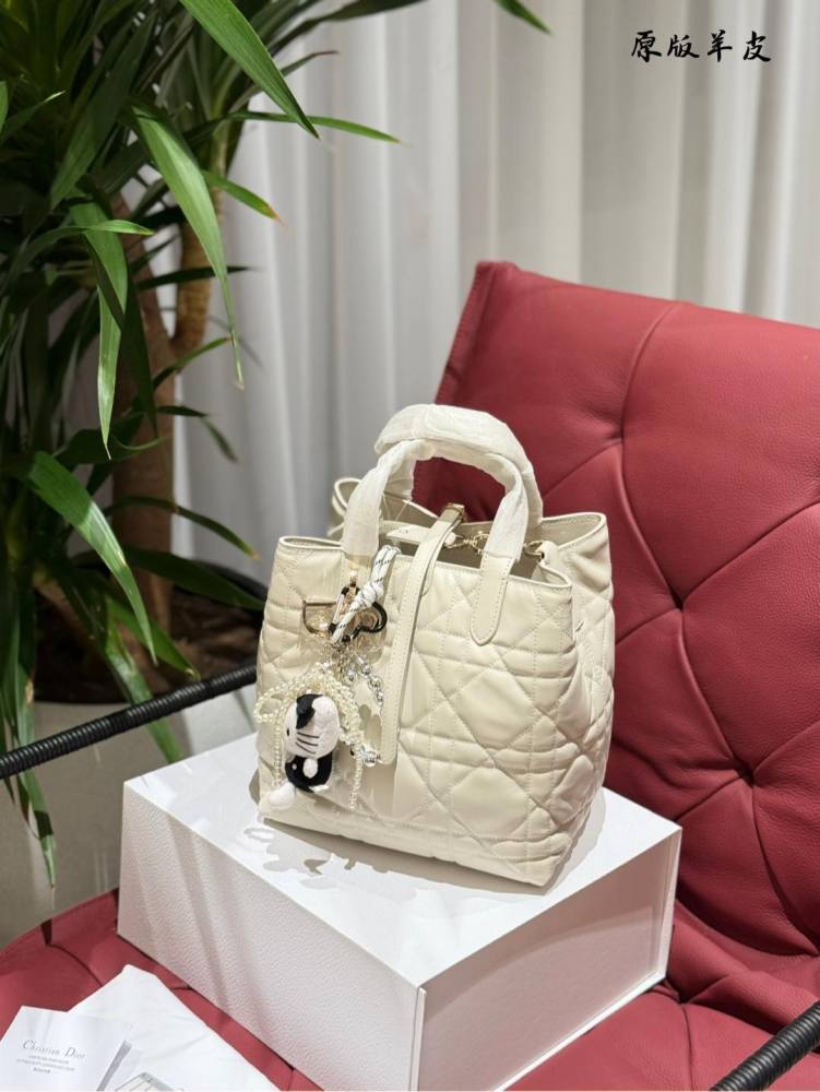 P330p340 pendant plus 20
Dior Tourours, I would call it the masterpiece of this season
Dior's new Toujours bag really caught my attention. Firstly, its body is very light
Secondly, it is made of very soft cowhide, which provides good comfort when car...