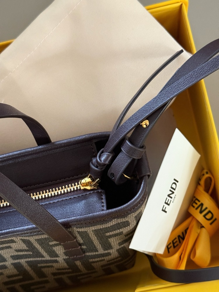 210 box
size：16*13cm
Fendi F Home
This small vegetable basket is really amazing,
I love it so much!
Full of vacation atmosphere,
Although it is small, it can also be packed very well,
A super lightweight small bag that can also be worn diagonally!