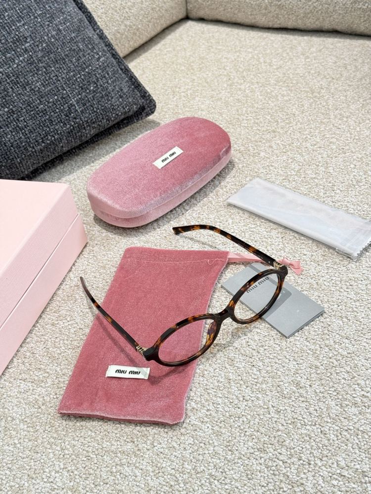 p195
Miumiu "nerd glasses, the same style as Ju Jingyi, look great
Bookworms have been trending lately, Miumiu3000+， It's just a small pair of glasses, can't a worker replace the entire flat version?
Many babies have compared several options and de...