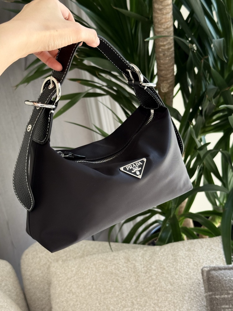 P185 upgraded version with cowhide wrist
This Prada vintage dumpling lunch box bag is also great, with a cool dark style and some cute attributes suitable for street photography. It is a classic nylon parachute material that is waterproof and durable...