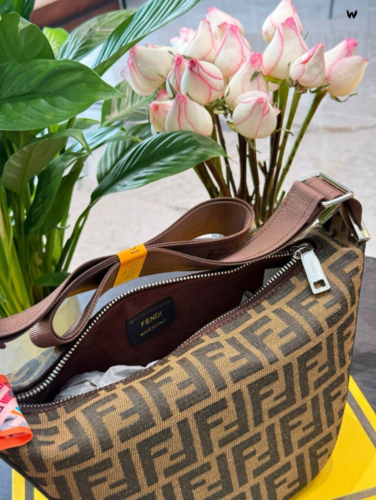 p225
Fendi unisex bag
2025 new Hobo classic trapezoidal design
Lightweight, with a zipper that can be worn on one shoulder or slanted back
16 × 20 folding box with ribbon gift
