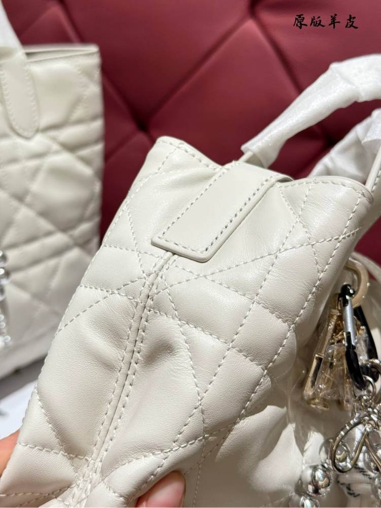 P330p340 pendant plus 20
Dior Tourours, I would call it the masterpiece of this season
Dior's new Toujours bag really caught my attention. Firstly, its body is very light
Secondly, it is made of very soft cowhide, which provides good comfort when car...