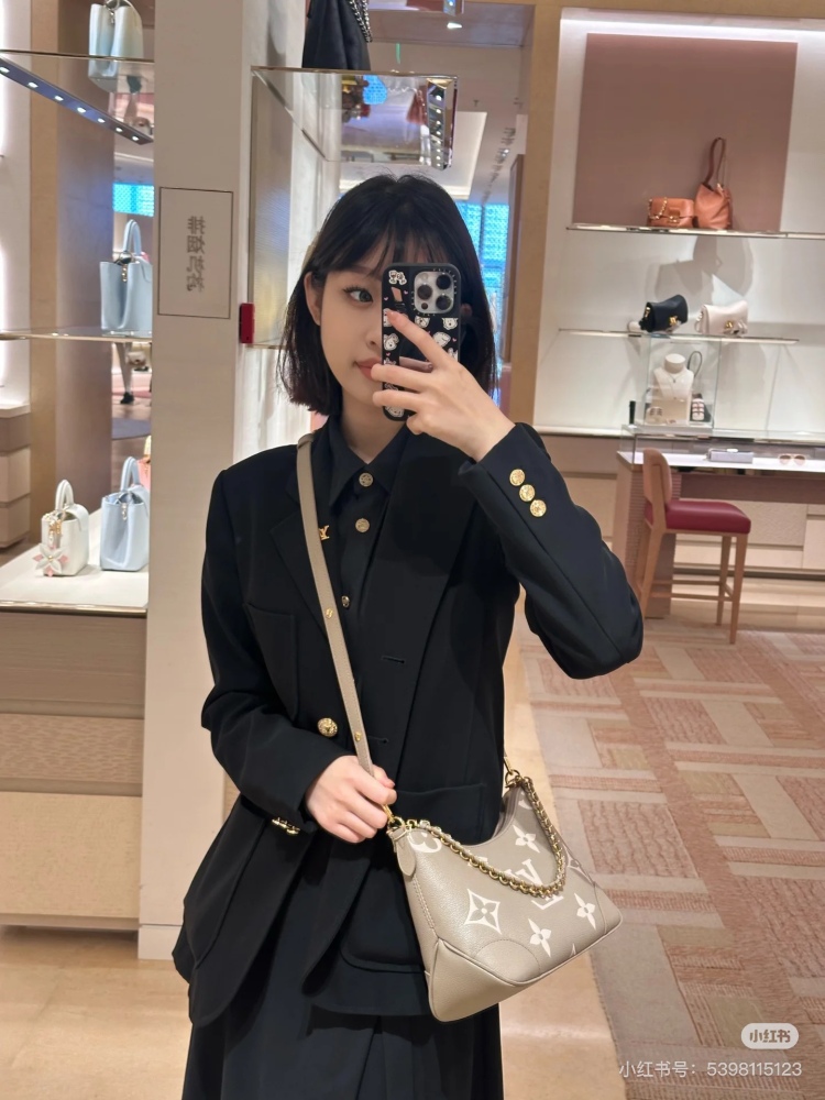 LV's recently popular full leather horn BOULOGNE handbag
Size: 29x16x9.5cm