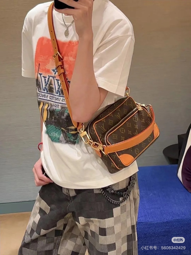 LV25 New Vintage Postman Bag
New release with hand-held and crossbody shoulder straps
Both boys and girls are fine
Very well produced and visually appealing
#Postman bag # Cross shoulder bag # Small second-hand bag # Men's bag