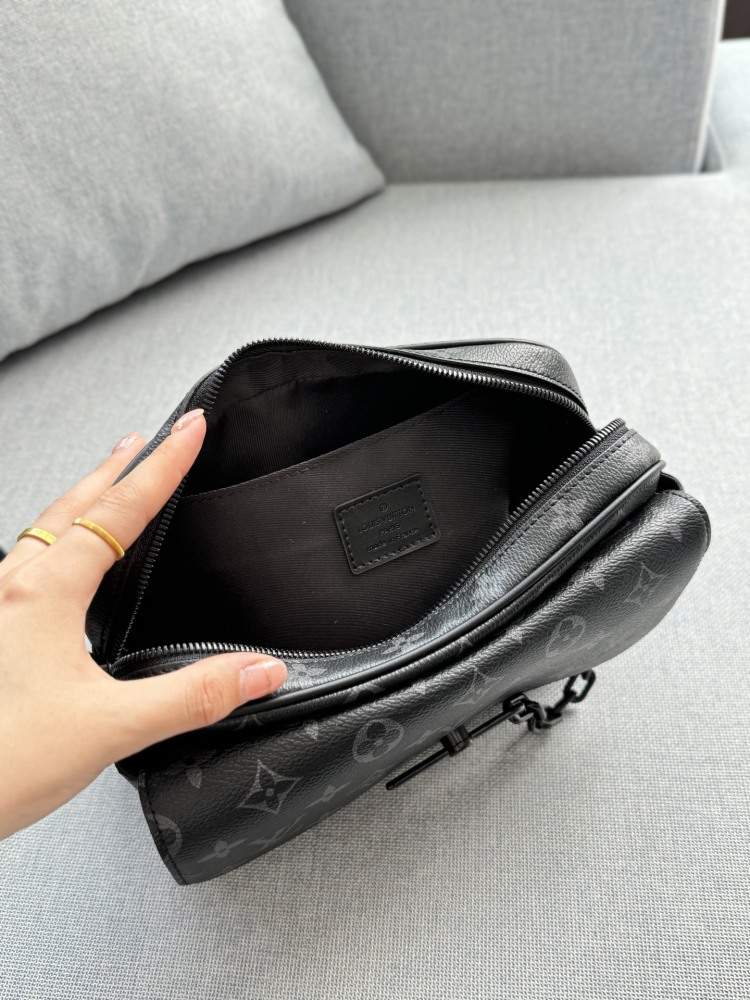 250 full set gift box for presbyopia
Embossed 270 Complete Gift Box
size：24×17
LV Steamer messenger bag shoulder crossbody bag
Lv's Most Valuable Men's Bag with High Beauty Recommendation
Essential versatile commuting bag crossbody bag
It never go...