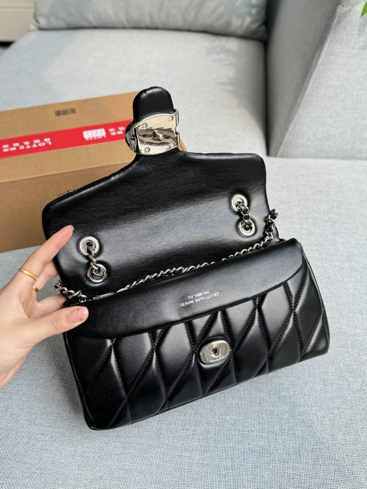 Large size 240 airplane box
Small size 230 airplane box
size：26×14/20×11
COACH Coach Tabby Chain Bag Cross Shoulder Bag
The texture of lambskin is also very elastic~
Milk white paired with gold looks really good
The touch is super soft and comfor...