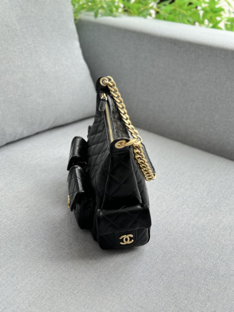 size：31×21
CHANEL 25C Underarm Bag Stray Bag Chain Bag Handheld Shoulder Bag
The actual item is surprisingly lightweight and beautiful, with four pockets added to fill the entire bag with energy The chain is thick, but the entire bag doesn't have ...