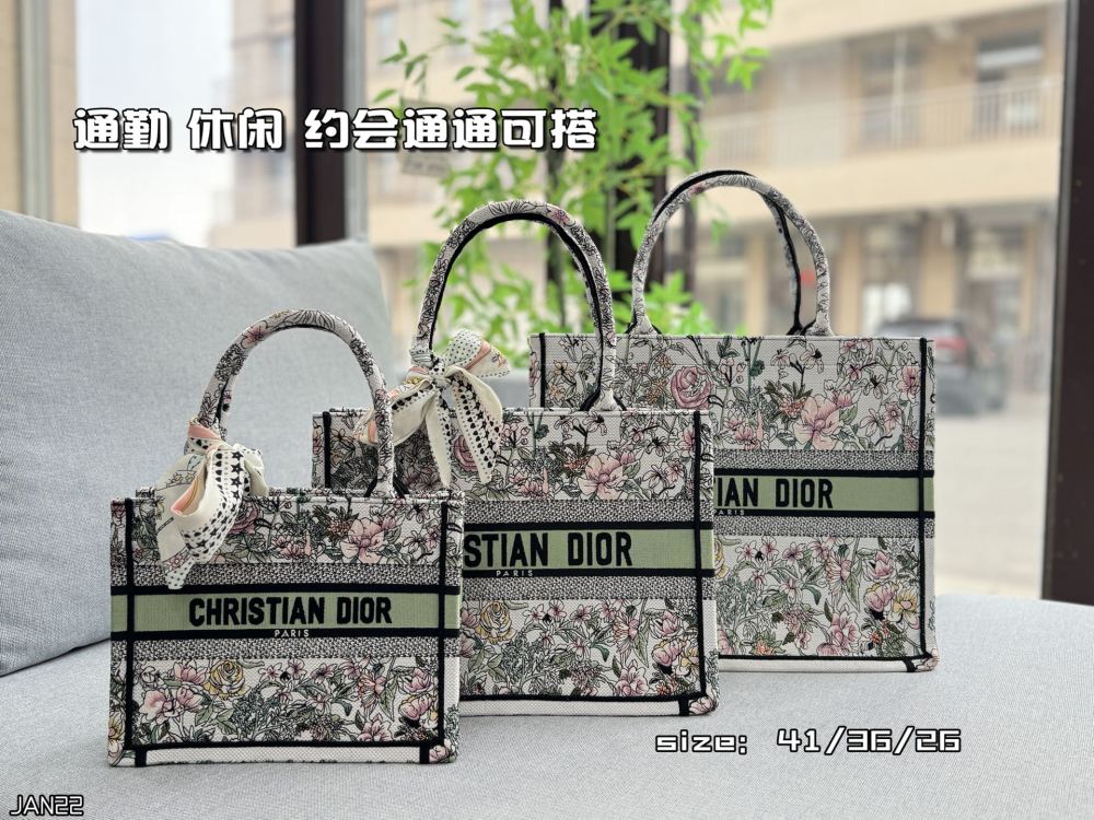 Large size 265 folding box ? Scarves
Medium size 255 folding box ? Scarves
Small size 230 folding box ? Scarves
size：41×34/36×27/26×20
DIOR Dior BookTote Flower Constellation Embroidered Tote Bag Tote Bag Shopping Bag Single Shoulder Handb...