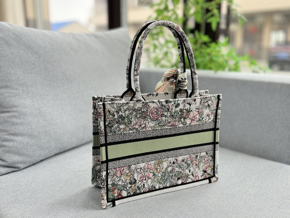 Large size 265 folding box ? Scarves
Medium size 255 folding box ? Scarves
Small size 230 folding box ? Scarves
size：41×34/36×27/26×20
DIOR Dior BookTote Flower Constellation Embroidered Tote Bag Tote Bag Shopping Bag Single Shoulder Handb...
