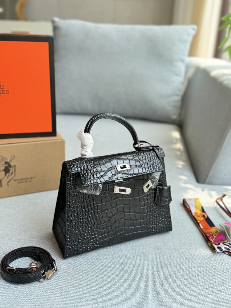 Large 305 Complete Gift Box ? Scarves ? pony
Medium size 285 complete gift box ? Scarves ? pony
Mini 225 Complete Gift Box ? Scarves ? pony
size：28×21/25×18/19×13
Hermes Kelly Second Generation Crocodile Leather Kelly Bag Handbag Sil...