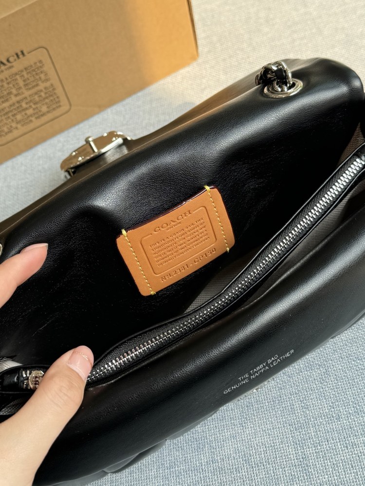 Large size 240 airplane box
Small size 230 airplane box
size：26×14/20×11
COACH Coach Tabby Chain Bag Cross Shoulder Bag
The texture of lambskin is also very elastic~
Milk white paired with gold looks really good
The touch is super soft and comfor...