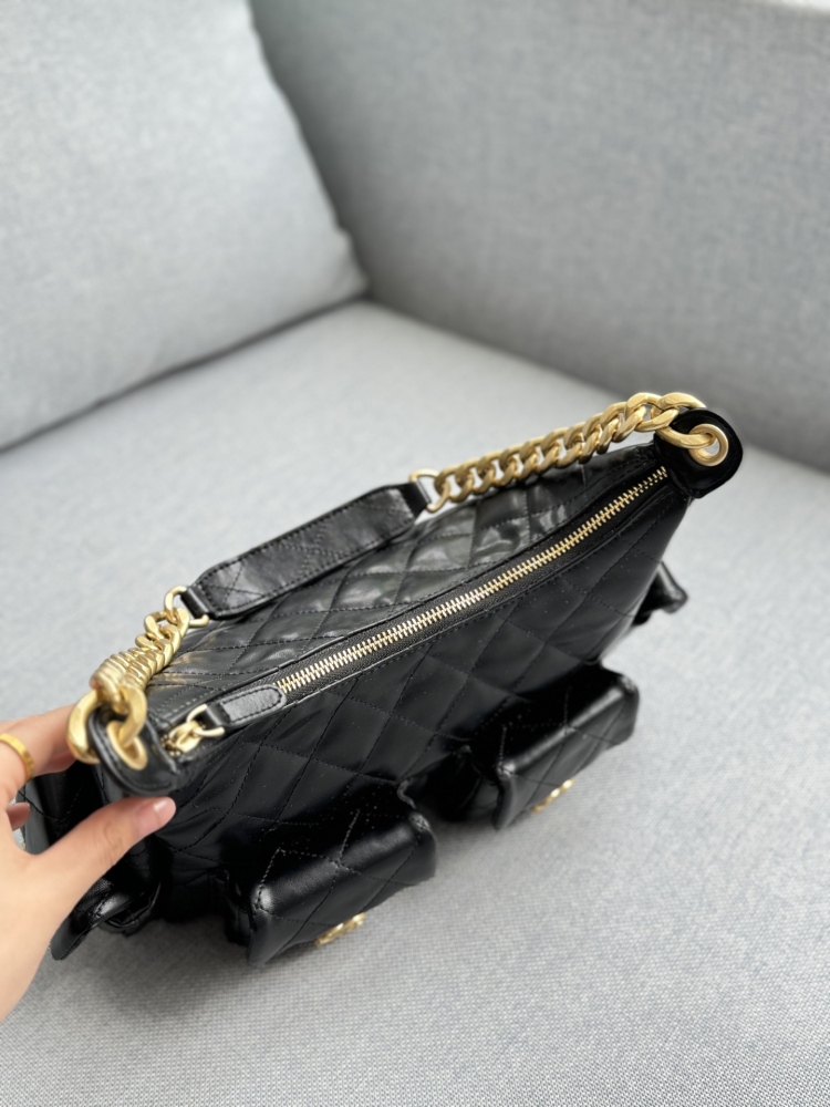 size：31×21
CHANEL 25C Underarm Bag Stray Bag Chain Bag Handheld Shoulder Bag
The actual item is surprisingly lightweight and beautiful, with four pockets added to fill the entire bag with energy The chain is thick, but the entire bag doesn't have ...