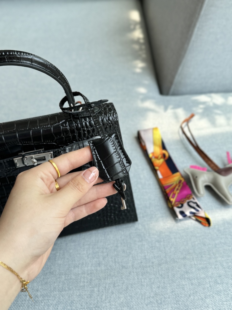 Large 305 Complete Gift Box ? Scarves ? pony
Medium size 285 complete gift box ? Scarves ? pony
Mini 225 Complete Gift Box ? Scarves ? pony
size：28×21/25×18/19×13
Hermes Kelly Second Generation Crocodile Leather Kelly Bag Handbag Sil...