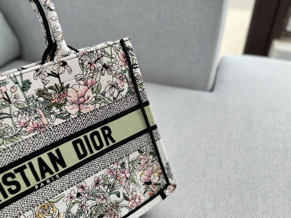 Large size 265 folding box ? Scarves
Medium size 255 folding box ? Scarves
Small size 230 folding box ? Scarves
size：41×34/36×27/26×20
DIOR Dior BookTote Flower Constellation Embroidered Tote Bag Tote Bag Shopping Bag Single Shoulder Handb...