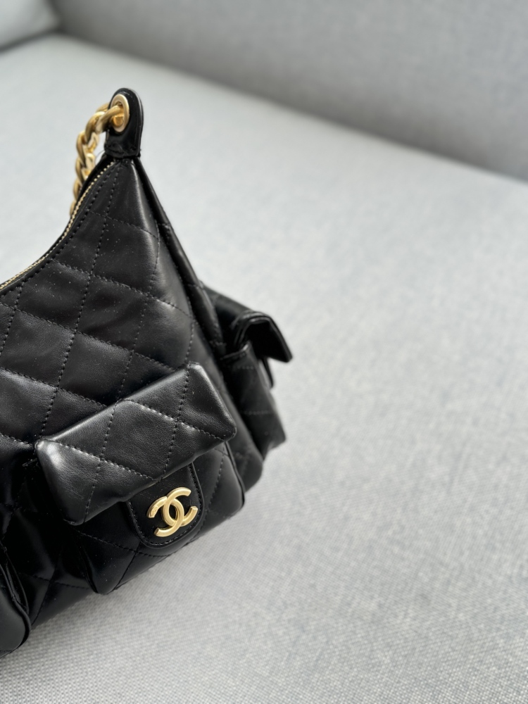 size：31×21
CHANEL 25C Underarm Bag Stray Bag Chain Bag Handheld Shoulder Bag
The actual item is surprisingly lightweight and beautiful, with four pockets added to fill the entire bag with energy The chain is thick, but the entire bag doesn't have ...