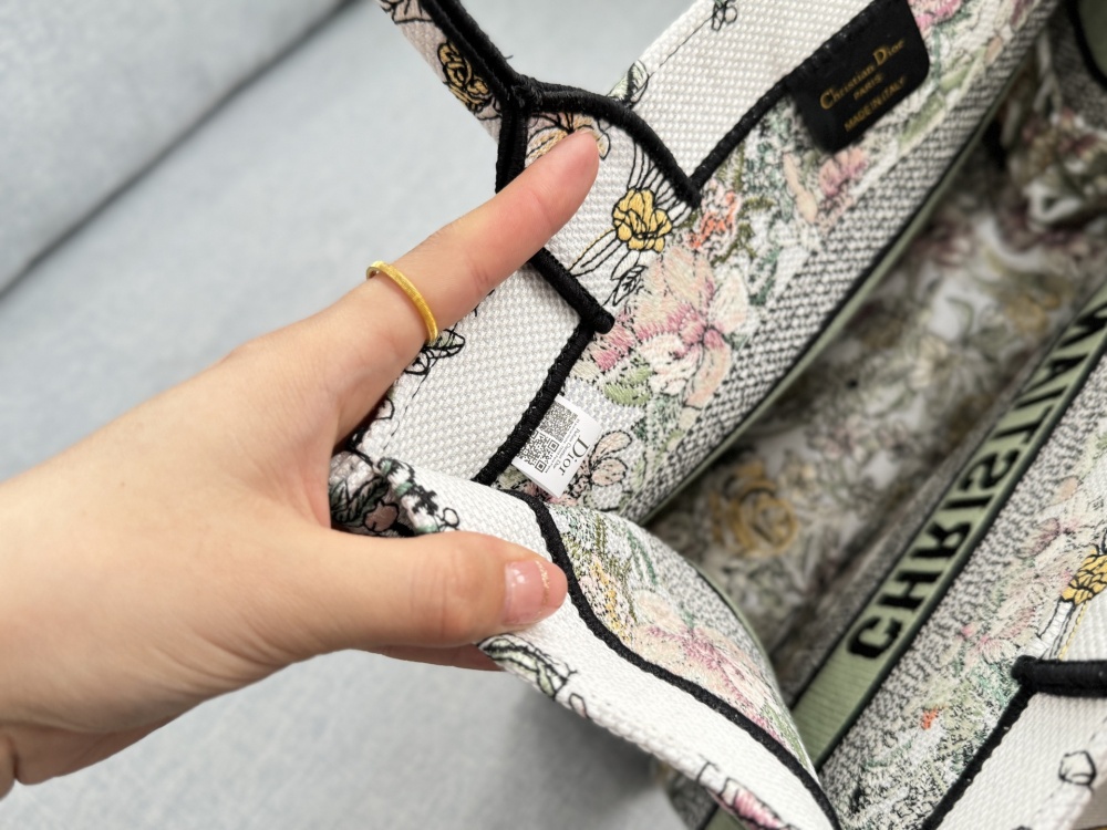 Large size 265 folding box ? Scarves
Medium size 255 folding box ? Scarves
Small size 230 folding box ? Scarves
size：41×34/36×27/26×20
DIOR Dior BookTote Flower Constellation Embroidered Tote Bag Tote Bag Shopping Bag Single Shoulder Handb...