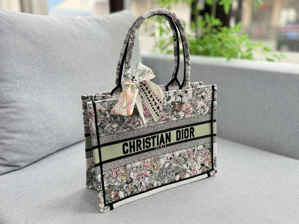 Large size 265 folding box ? Scarves
Medium size 255 folding box ? Scarves
Small size 230 folding box ? Scarves
size：41×34/36×27/26×20
DIOR Dior BookTote Flower Constellation Embroidered Tote Bag Tote Bag Shopping Bag Single Shoulder Handb...