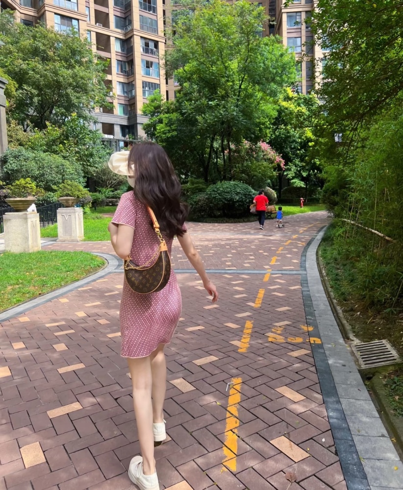 Overall, this bag has a high aesthetic value and is easy to match without choosing a practical one. It has a high street rate and is good everywhere. Purple girls who like it should hurry up and take a look