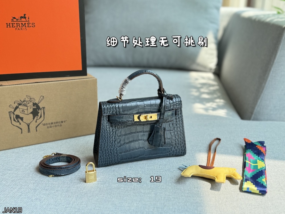 Color card ??
HERMES Hermes Mini Kelly 2nd Generation Crocodile Leather Kelly Bag Handbag with Gold Buckle