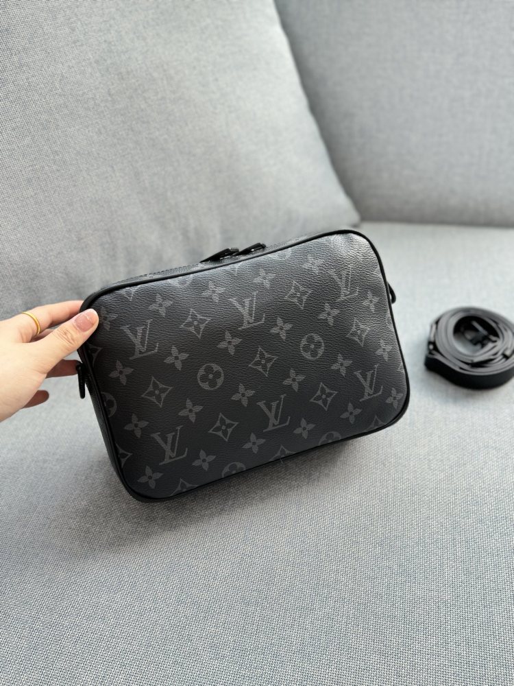 250 full set gift box for presbyopia
Embossed 270 Complete Gift Box
size：24×17
LV Steamer messenger bag shoulder crossbody bag
Lv's Most Valuable Men's Bag with High Beauty Recommendation
Essential versatile commuting bag crossbody bag
It never go...