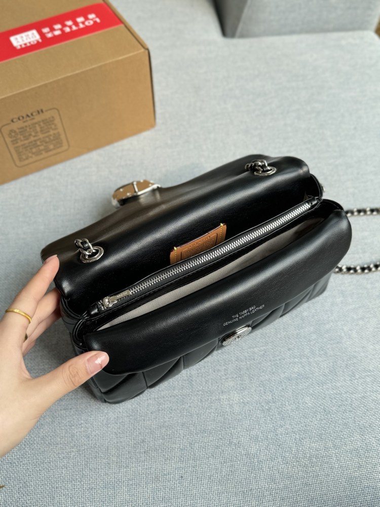 Large size 240 airplane box
Small size 230 airplane box
size：26×14/20×11
COACH Coach Tabby Chain Bag Cross Shoulder Bag
The texture of lambskin is also very elastic~
Milk white paired with gold looks really good
The touch is super soft and comfor...