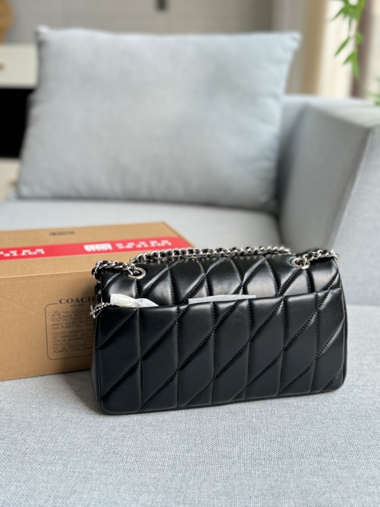 Large size 240 airplane box
Small size 230 airplane box
size：26×14/20×11
COACH Coach Tabby Chain Bag Cross Shoulder Bag
The texture of lambskin is also very elastic~
Milk white paired with gold looks really good
The touch is super soft and comfor...