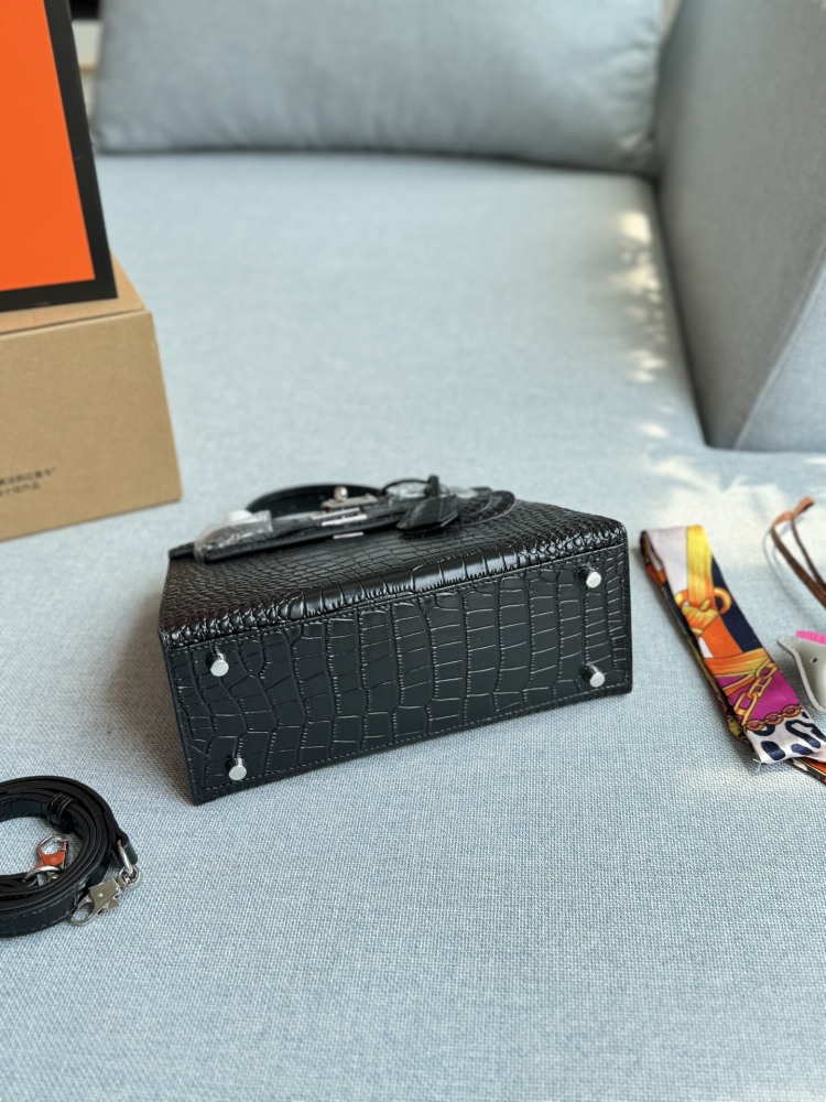 Large 305 Complete Gift Box ? Scarves ? pony
Medium size 285 complete gift box ? Scarves ? pony
Mini 225 Complete Gift Box ? Scarves ? pony
size：28×21/25×18/19×13
Hermes Kelly Second Generation Crocodile Leather Kelly Bag Handbag Sil...
