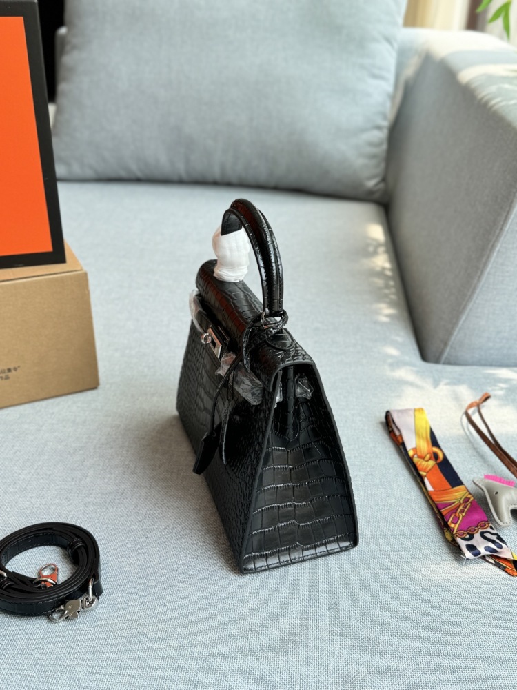 Large 305 Complete Gift Box ? Scarves ? pony
Medium size 285 complete gift box ? Scarves ? pony
Mini 225 Complete Gift Box ? Scarves ? pony
size：28×21/25×18/19×13
Hermes Kelly Second Generation Crocodile Leather Kelly Bag Handbag Sil...