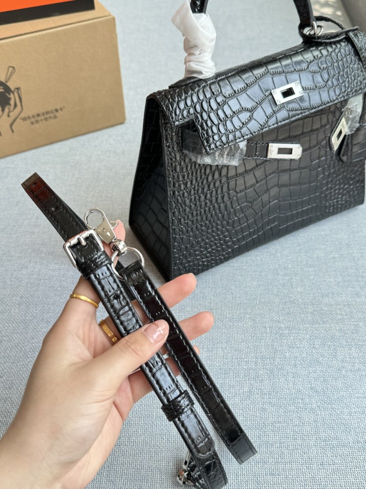 Large 305 Complete Gift Box ? Scarves ? pony
Medium size 285 complete gift box ? Scarves ? pony
Mini 225 Complete Gift Box ? Scarves ? pony
size：28×21/25×18/19×13
Hermes Kelly Second Generation Crocodile Leather Kelly Bag Handbag Sil...