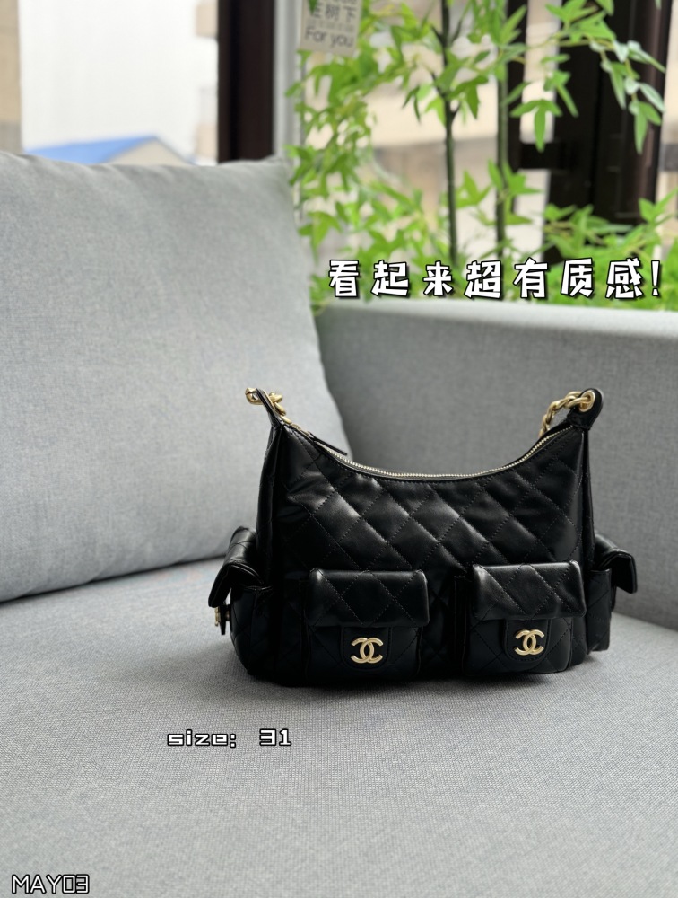 size：31×21
CHANEL 25C Underarm Bag Stray Bag Chain Bag Handheld Shoulder Bag
The actual item is surprisingly lightweight and beautiful, with four pockets added to fill the entire bag with energy The chain is thick, but the entire bag doesn't have ...