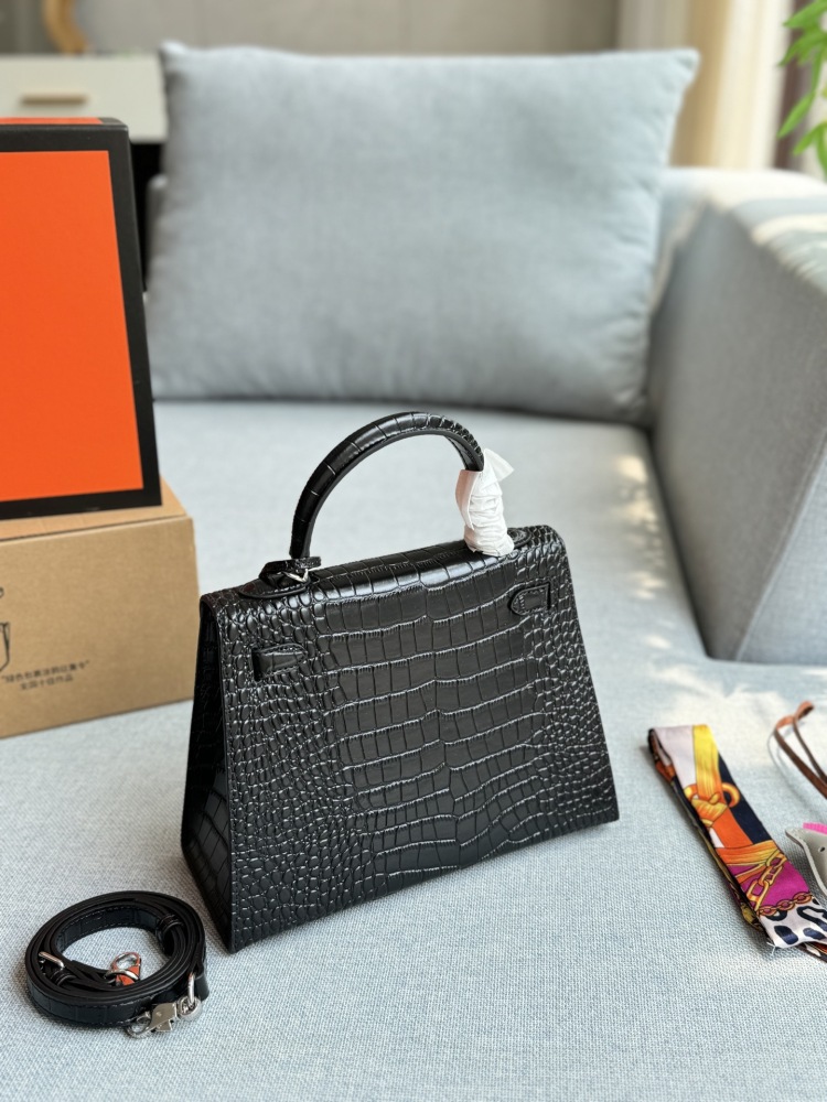 Large 305 Complete Gift Box ? Scarves ? pony
Medium size 285 complete gift box ? Scarves ? pony
Mini 225 Complete Gift Box ? Scarves ? pony
size：28×21/25×18/19×13
Hermes Kelly Second Generation Crocodile Leather Kelly Bag Handbag Sil...