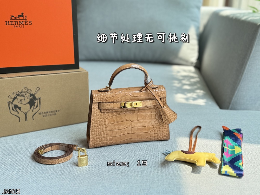 Color card ??
HERMES Hermes Mini Kelly 2nd Generation Crocodile Leather Kelly Bag Handbag with Gold Buckle
